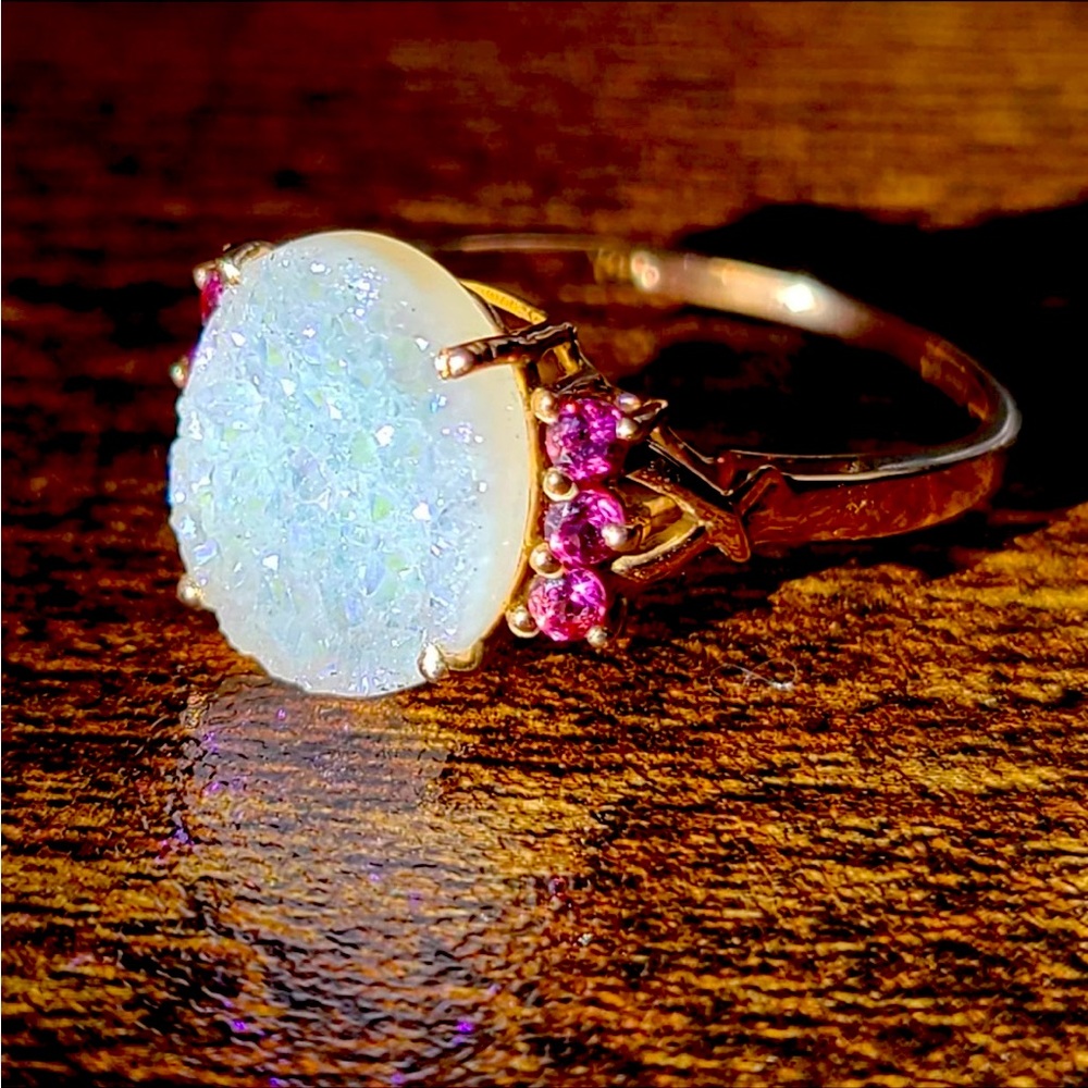 10k gold ring with iridescent white druzy stone center